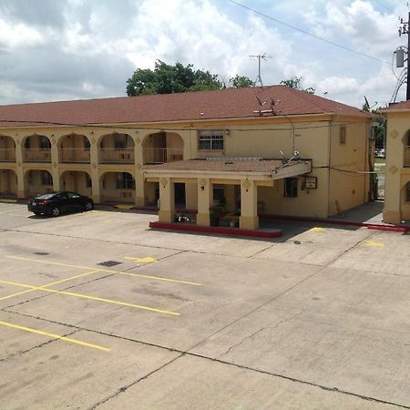 Guest Inn And Suites Houston Bagian luar foto
