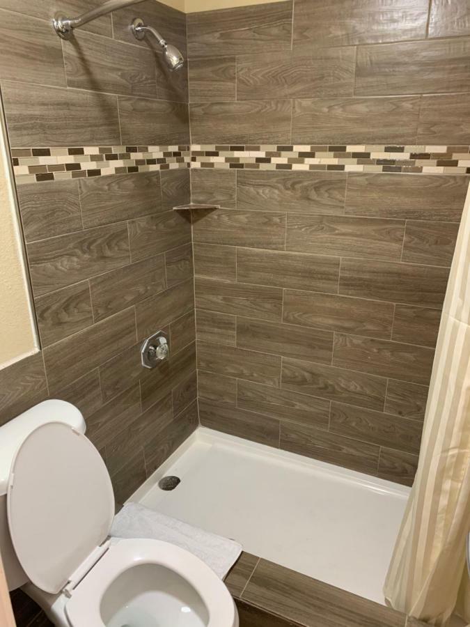 Guest Inn And Suites Houston Bagian luar foto